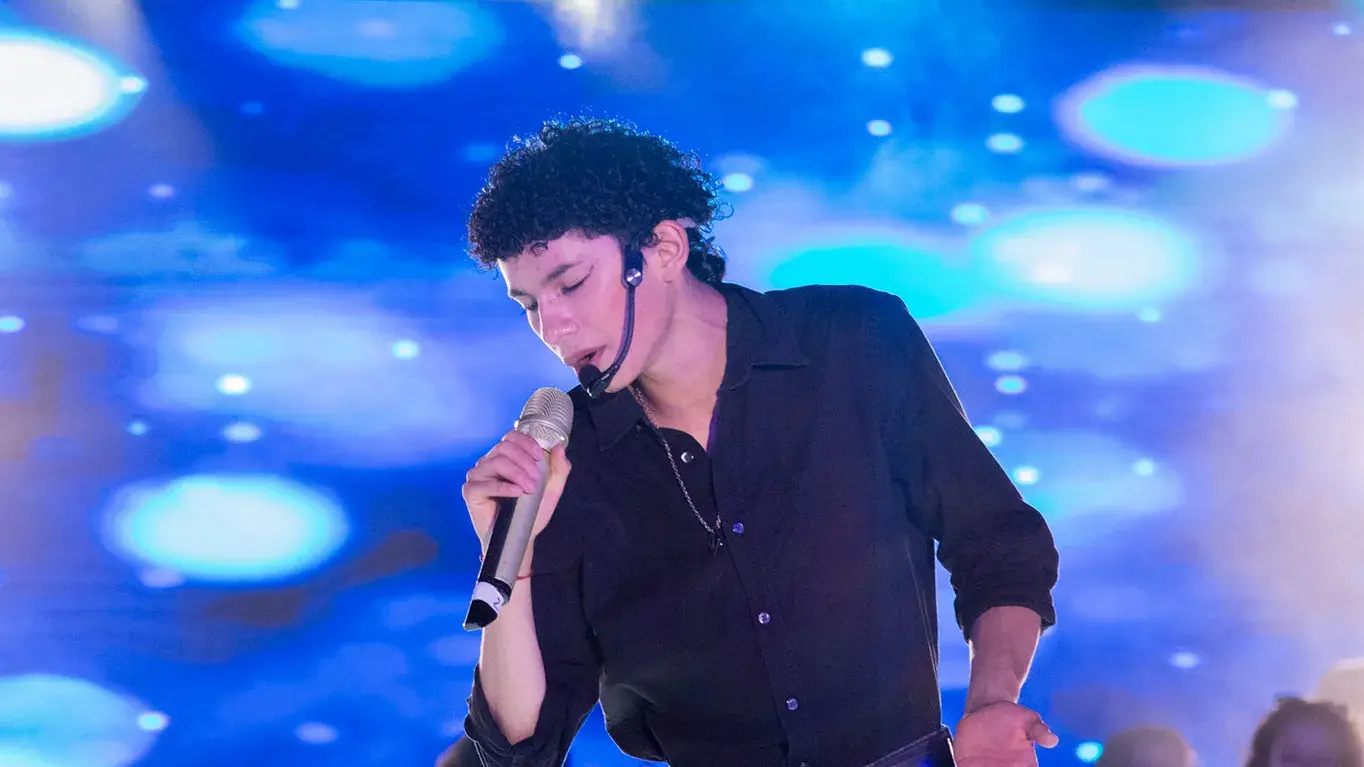 Alumno haciendo solo en concierto. 