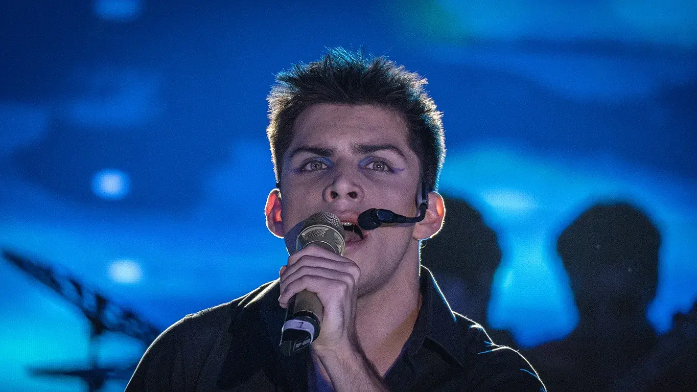 Alumno cantando en musical.