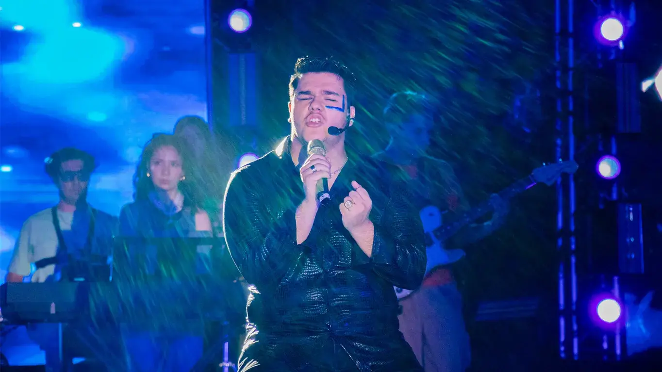 Alumno cantando en musical.
