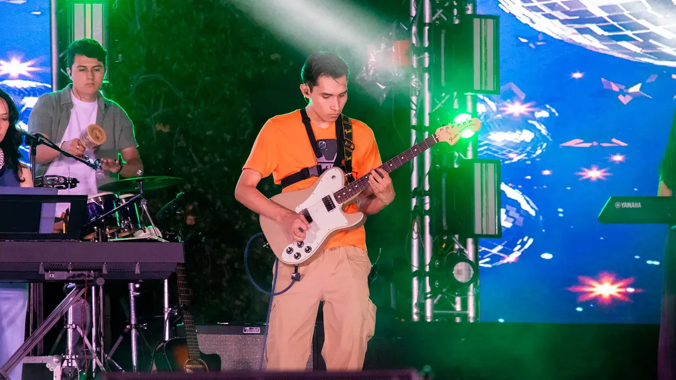 Alumnos tocando la guitarra. 