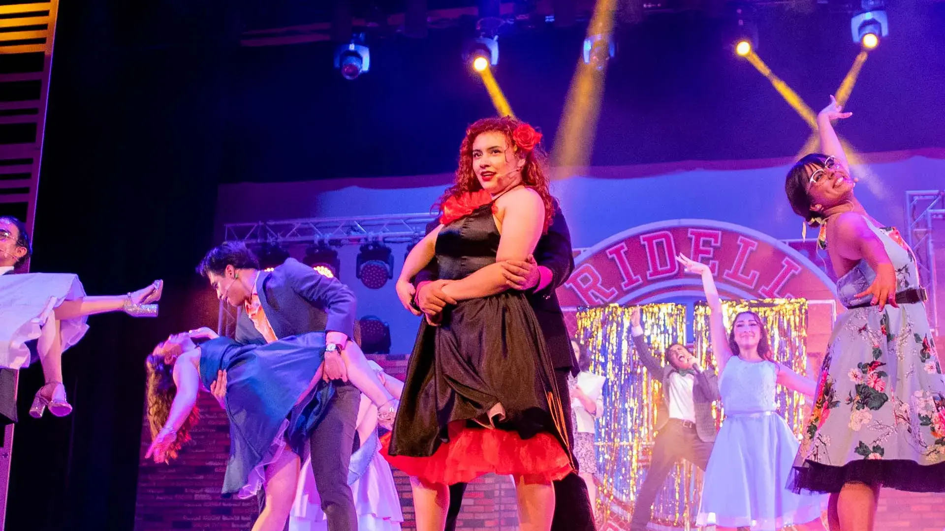 Estudiantes del Tec de Monterrey campus Laguna bailan al ritmo de las canciones de GREASE