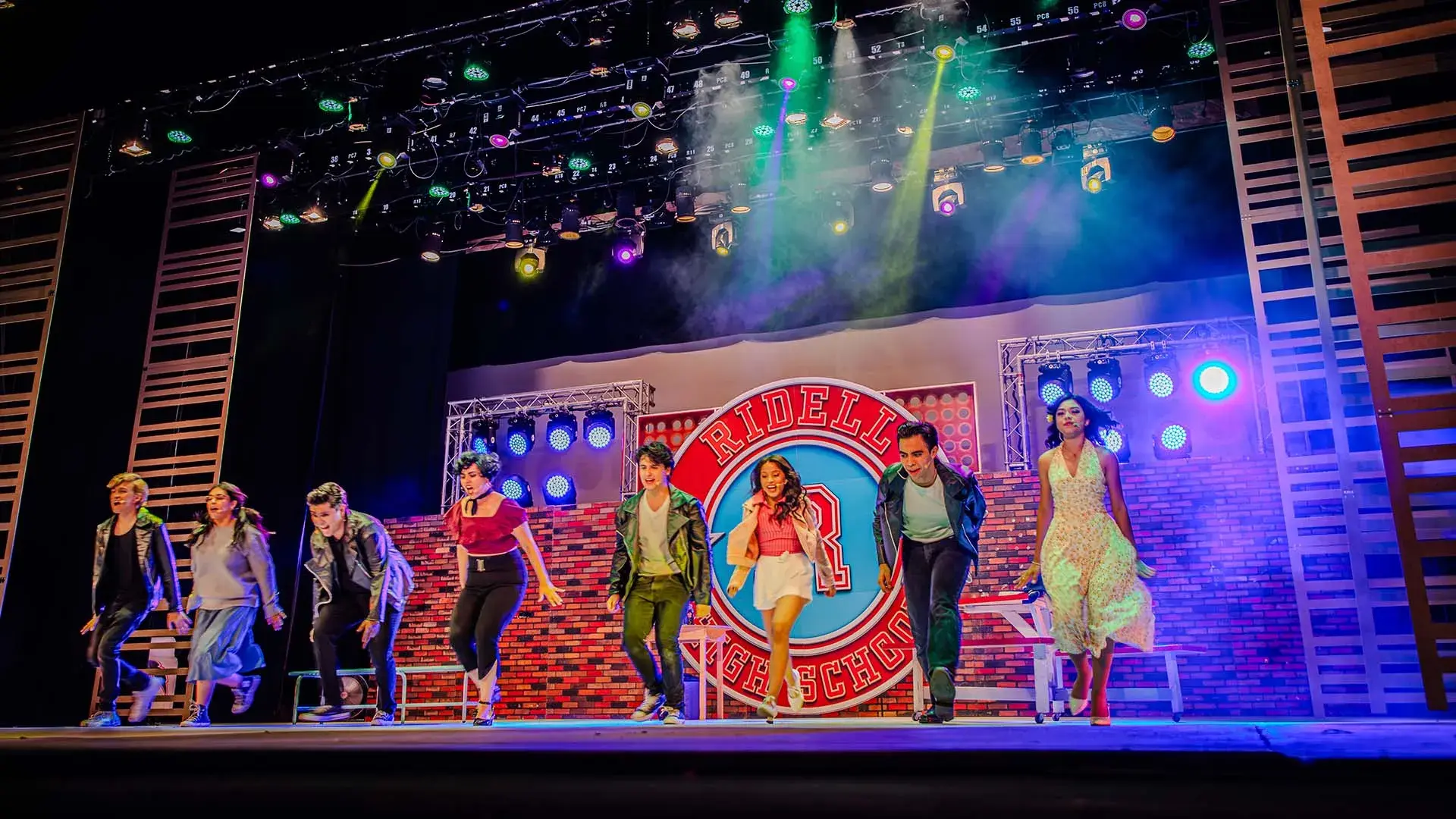 Los actores y actrices de GREASE cantaron y bailaron 21 canciones