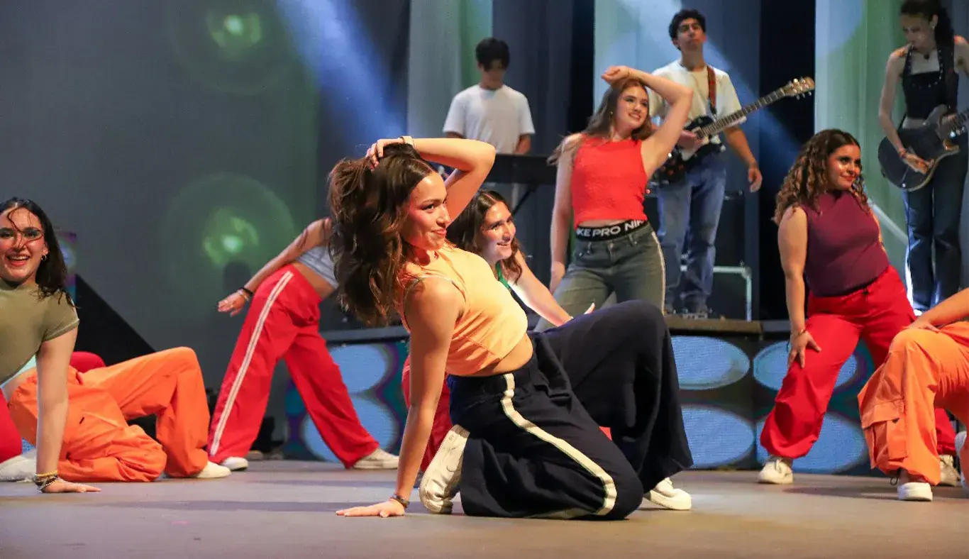 Bailarinas de danza urbana en escenario.