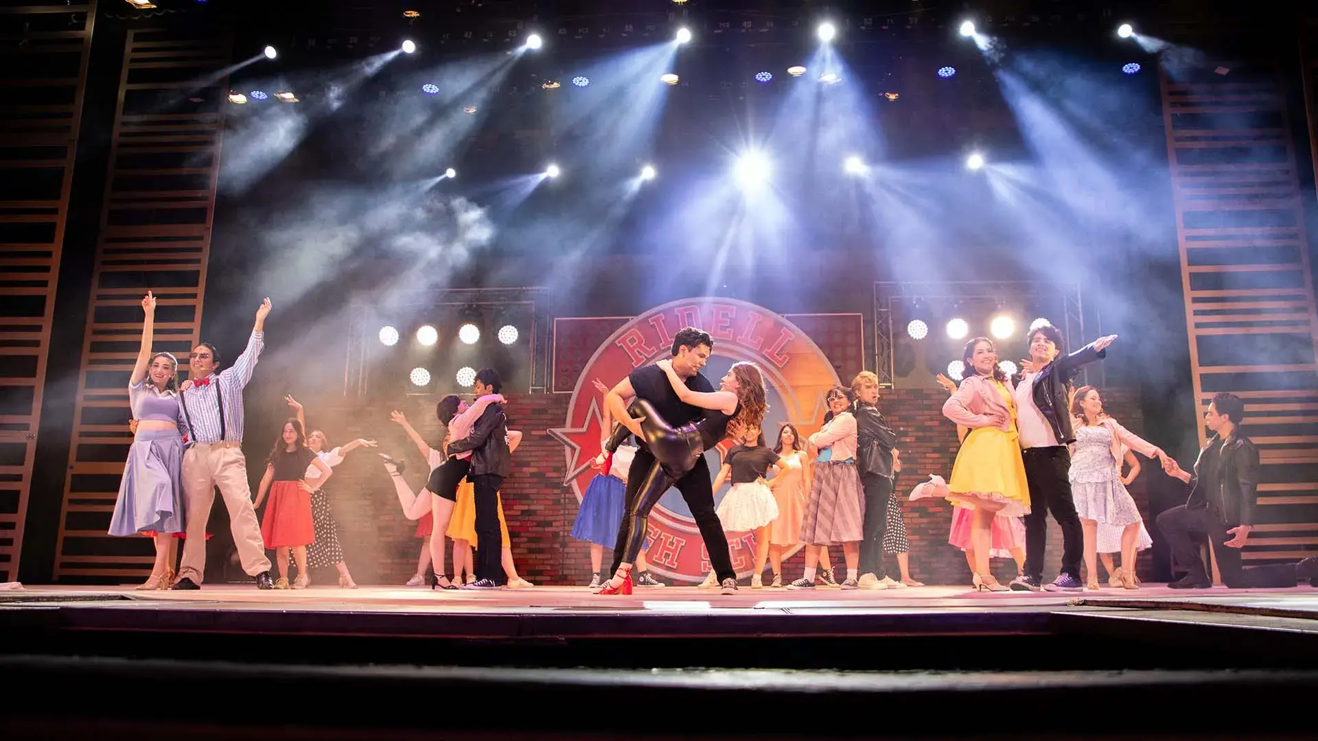 Bailan al ritmo de rock con GREASE en el Teatro Isauro Martínez de Torreón