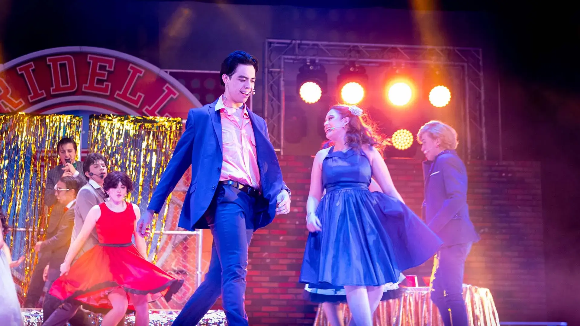 Estudiantes-artistas interpretaron canciones sobre el amor en GREASE la obra de teatro