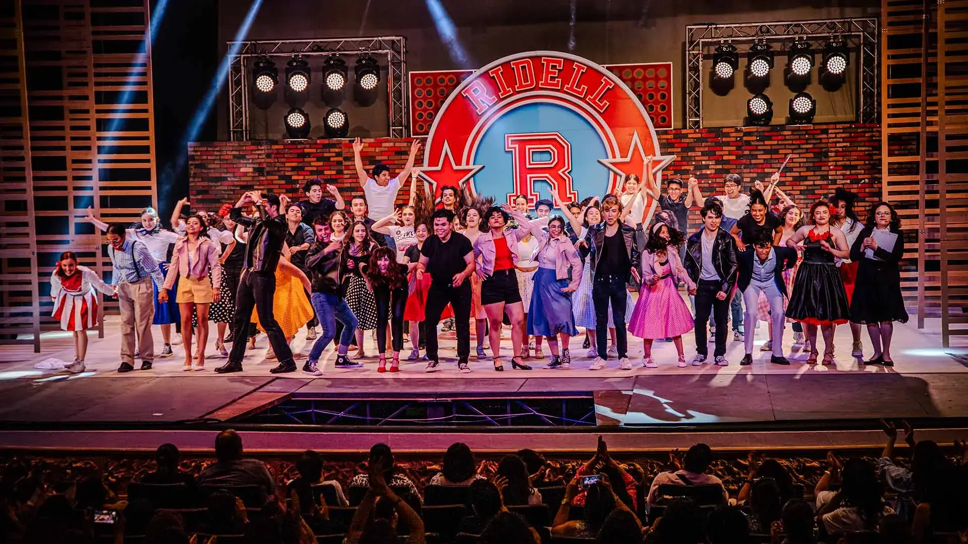 El elenco completo de GREASE agradece al público presente en el Teatro Isauro Martínez