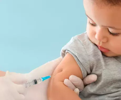 Las vacunas Pfizer y Moderna fueron aprobadas por la FDA para ser aplicadas en niños y niñas a partir de los 6 meses de edad.