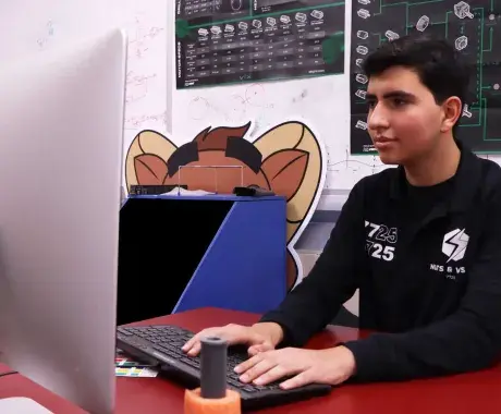 Bruno Arriola ganador del Dean's List Award otorgado por FIRST Robotics Competition.