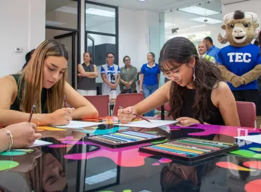 Estudiantes en salón de artes plásticas del Tec campus Saltillo