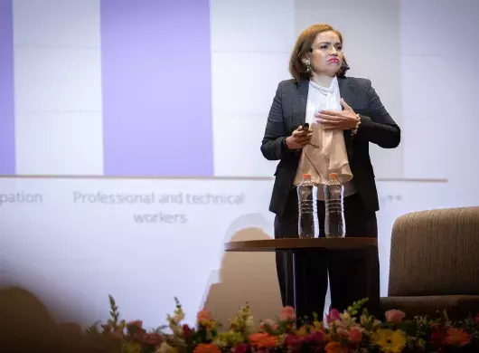 Doctora Eva Hernández dando ponencia en campus Hidalgo