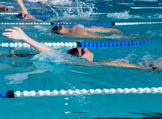Nadador en alberca en competencia