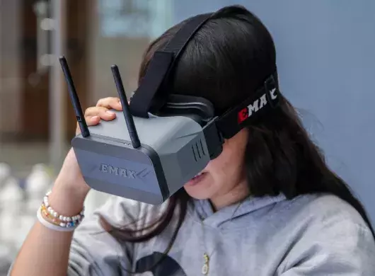 Estudiante de Ramvolution utilizando lentes de VR para pilotar.