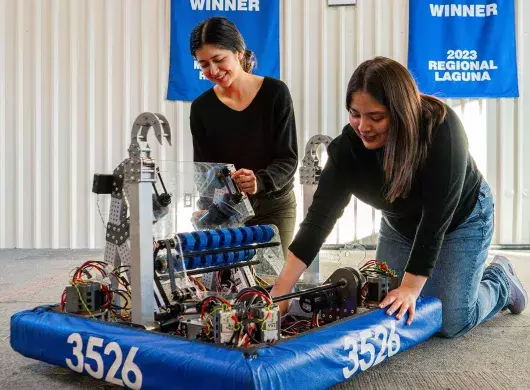 Integrantes de Blue Ignition con robot para FIRST