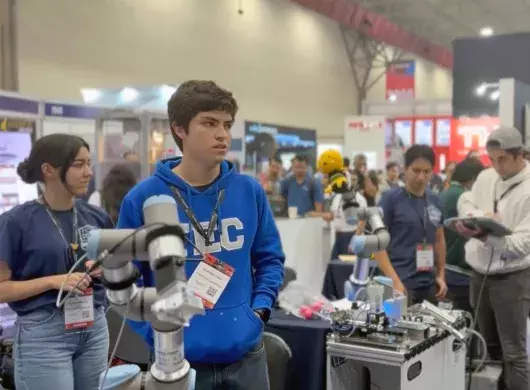 Estudiantes del Tec campus Querétaro triunfan con su robot en competencia internacional