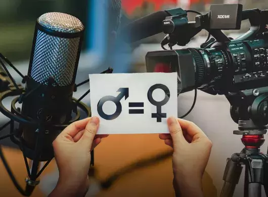 Cartel con signos de igualdad de género sobre fondo de micrófono y cámara