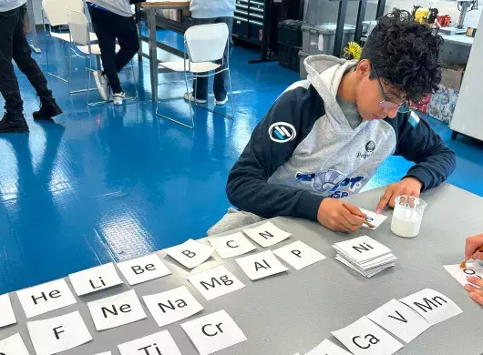 Estudiantes de PrepaTec desarrollan tabla periódica en braille