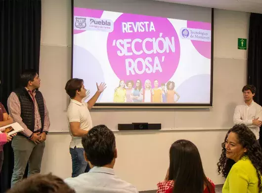 Los estudiantes presentando su prototipo de Sección Rosa