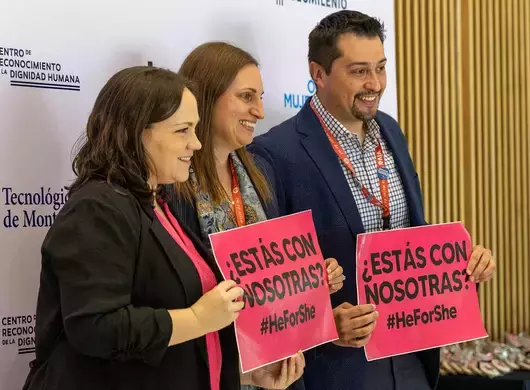 Colaboradores del Tec sosteniendo pancartas de apoyo al movimiento HeForShe de la ONU