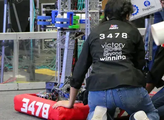 Integrante LamBot con el robot
