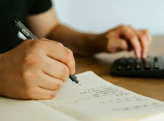Persona con calculadora revisando finanzas personales