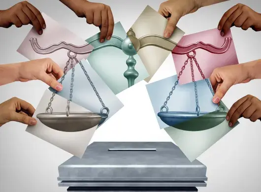 Imagen conceptual de votos sobre una urna, con un símbolo de justicia