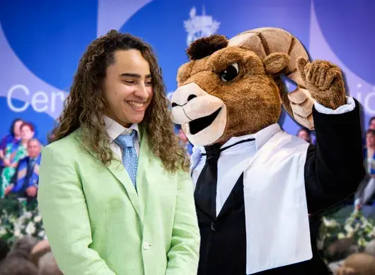 Estudiante con traje verde celebra su graduación de la generación mayo 2025 de PrepaTec Laguna 