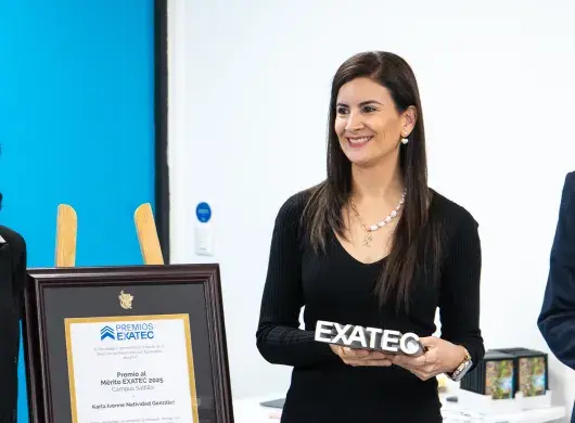 Karla Natividad recibiendo el Premio al Mérito EXATEC