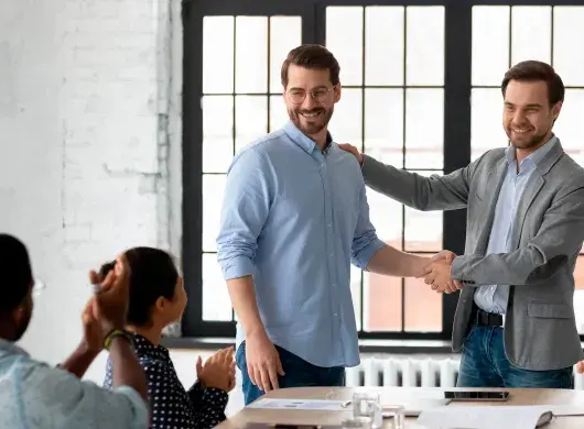 Líder de empresa reconoce a sus colaboradores 