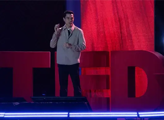 Adrián González dando una conferencia en TedXTecdeMonterrey
