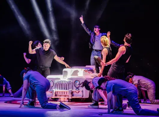 Estudiantes Tec presentan canción Grease Lightning en el Teatro Isauro Martínez