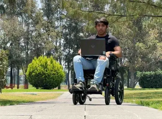 Alumnos del Tec campus Puebla desarrolló una silla de ruedas que se puede controlar con la mente