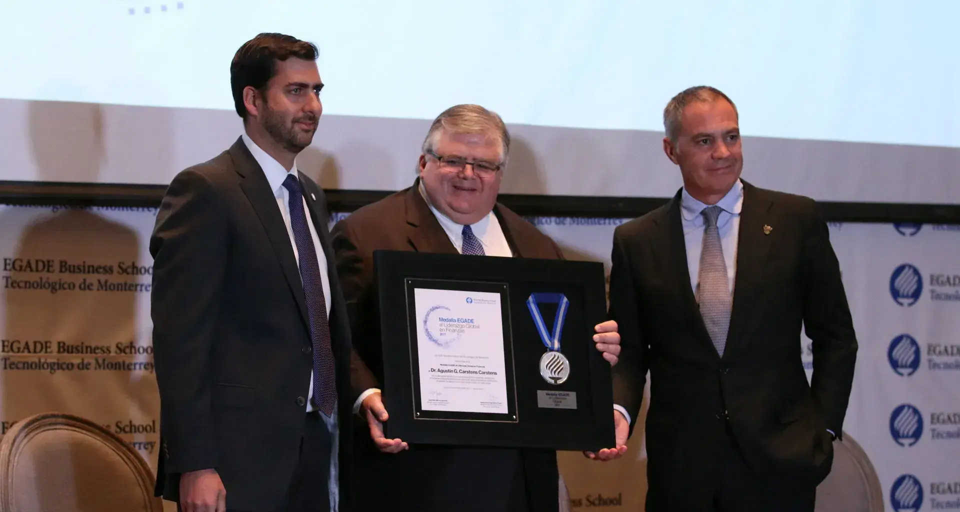 Agustín Carstens recibe medalla.