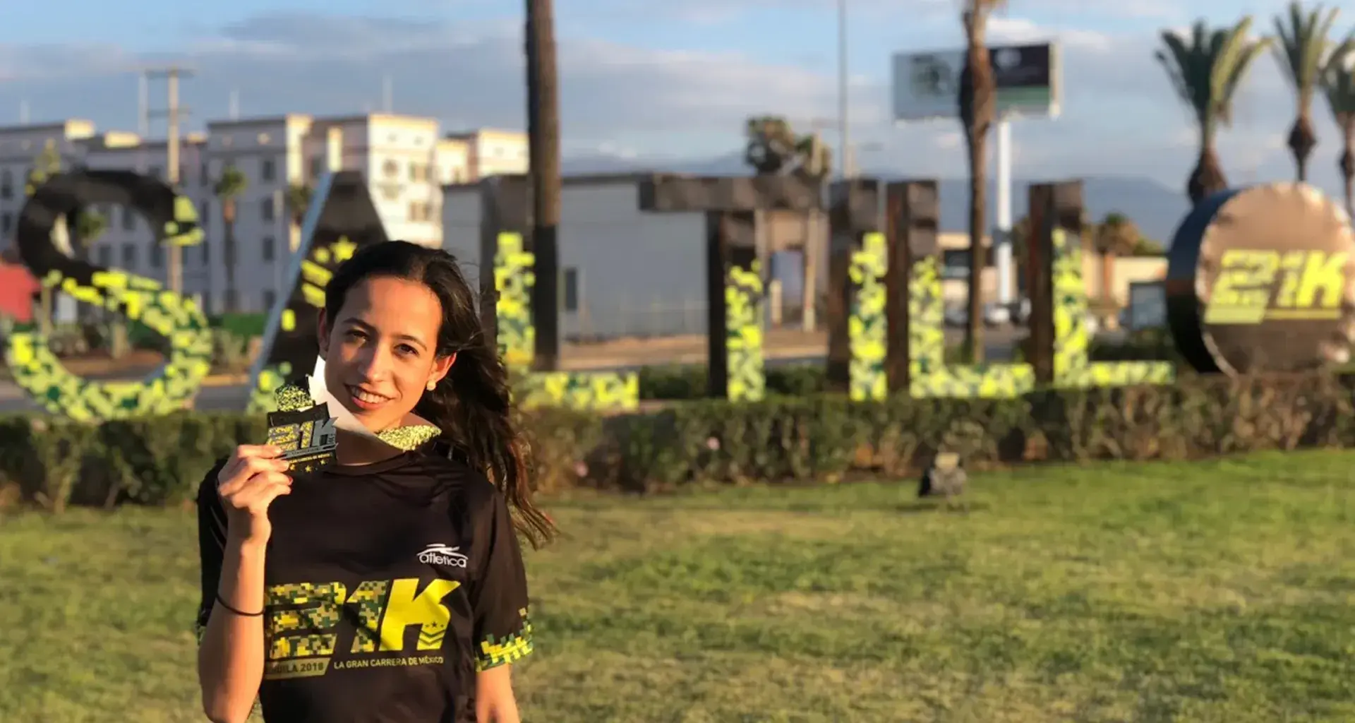 Carolina Borja, corredora del 21k 2018 sosteniendo una medalla