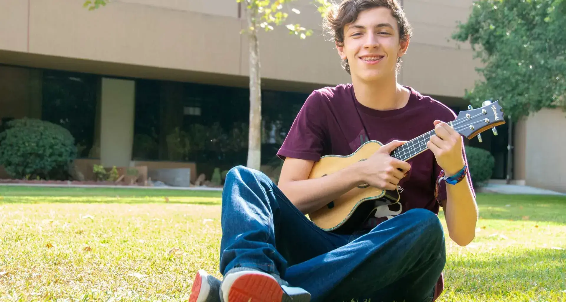 Juan Pablo tocando el ukelele.