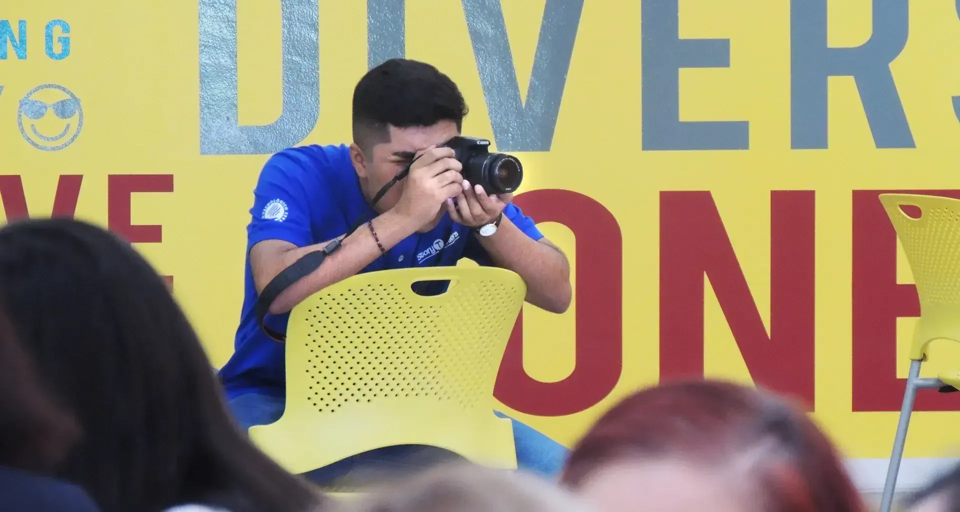 Harán Alonso en la cobertura de un evento con maestros