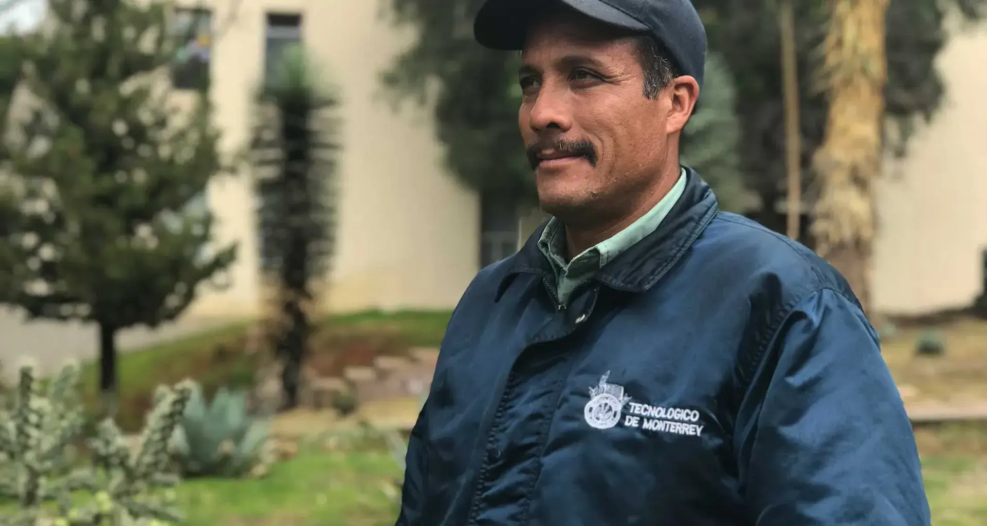  José Refugio de Ávila Saucedo es un jardinero que ha dedicado 20 años de su vida al Tec, ha visto el paso de muchas generaciones y llena de orgullo que personas como él formen parte de esta comunidad.