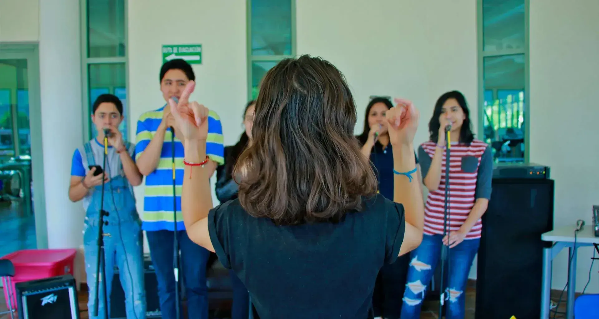 Los alumnos de canto se preparan para la puesta en escena.