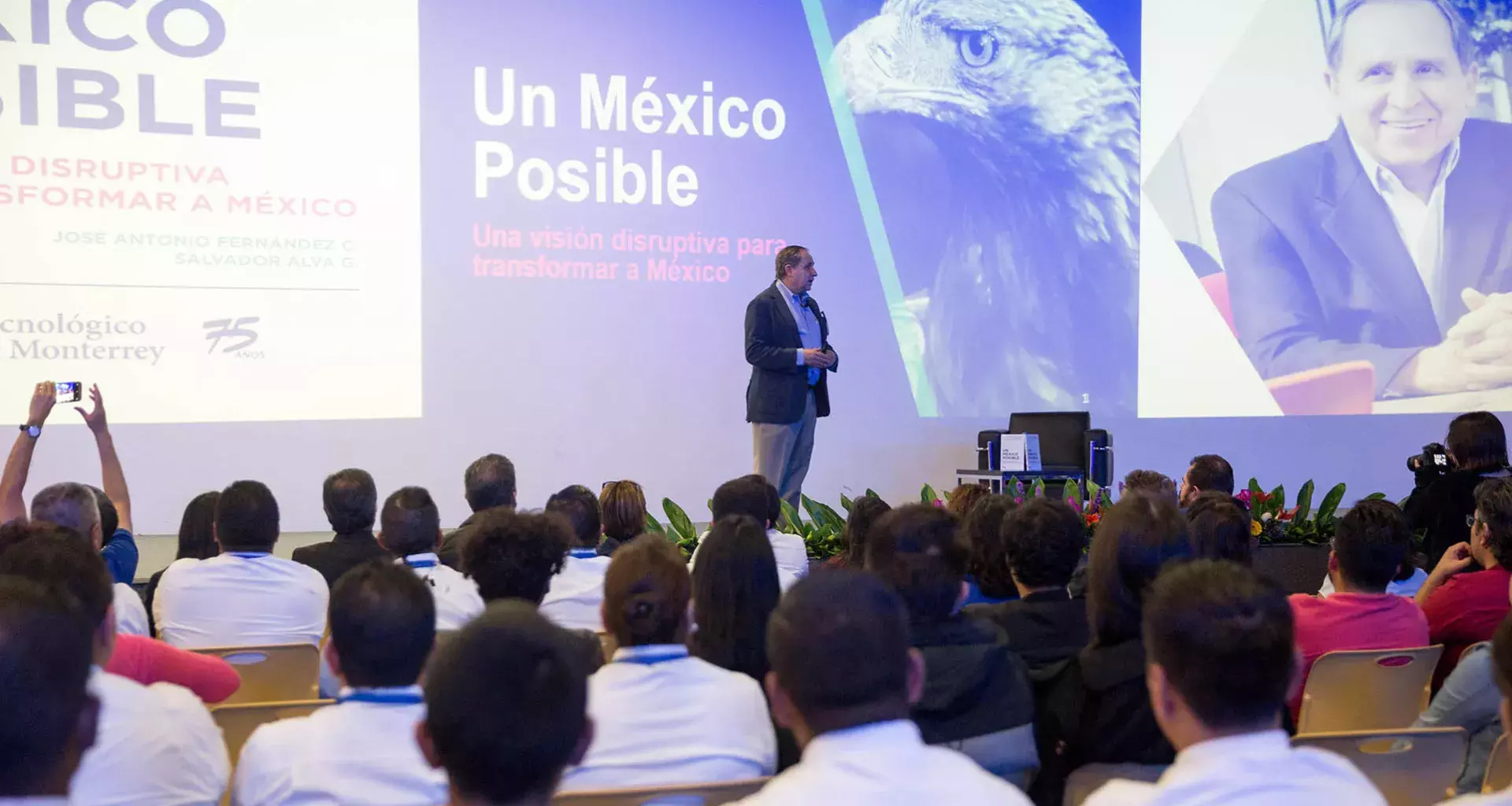 Salvador Alva presentó en campus Puebla su nuevo libro