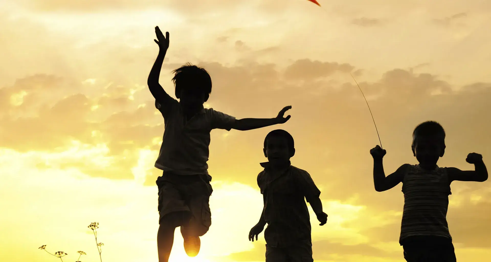 Niños jugando con un papalote