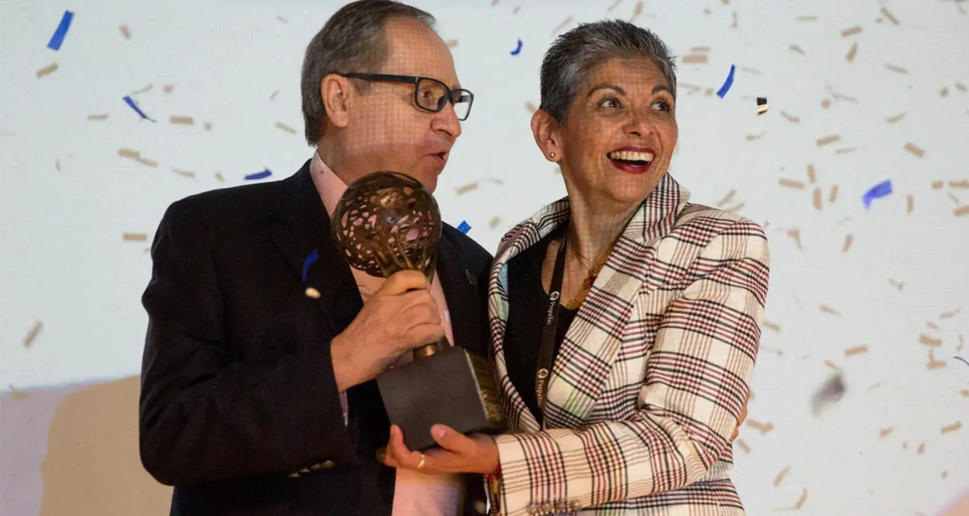 Reyna Martínez recibe premio Profesora Inspiradora de PrepaTec a nivel nacional