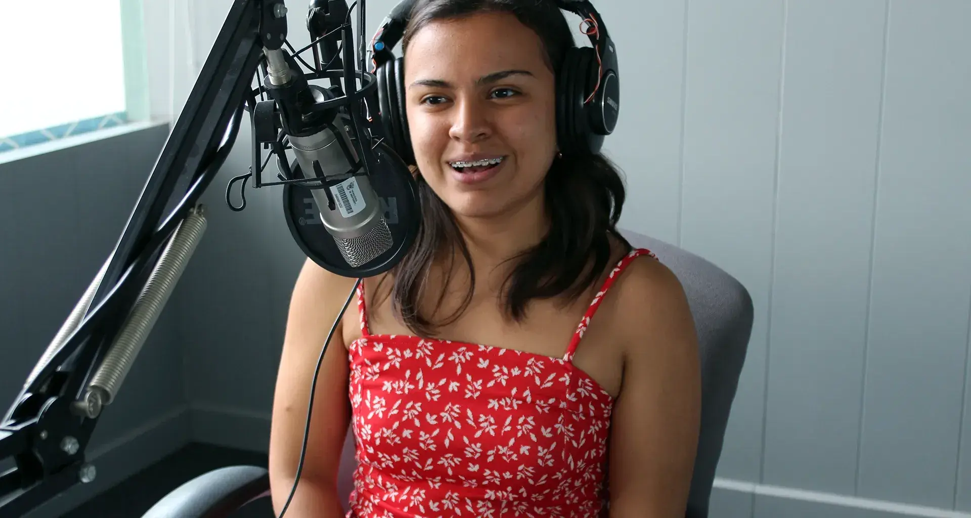 Paulina Aranda, alumna de la PrepaTec Cuernavaca, hace doblaje