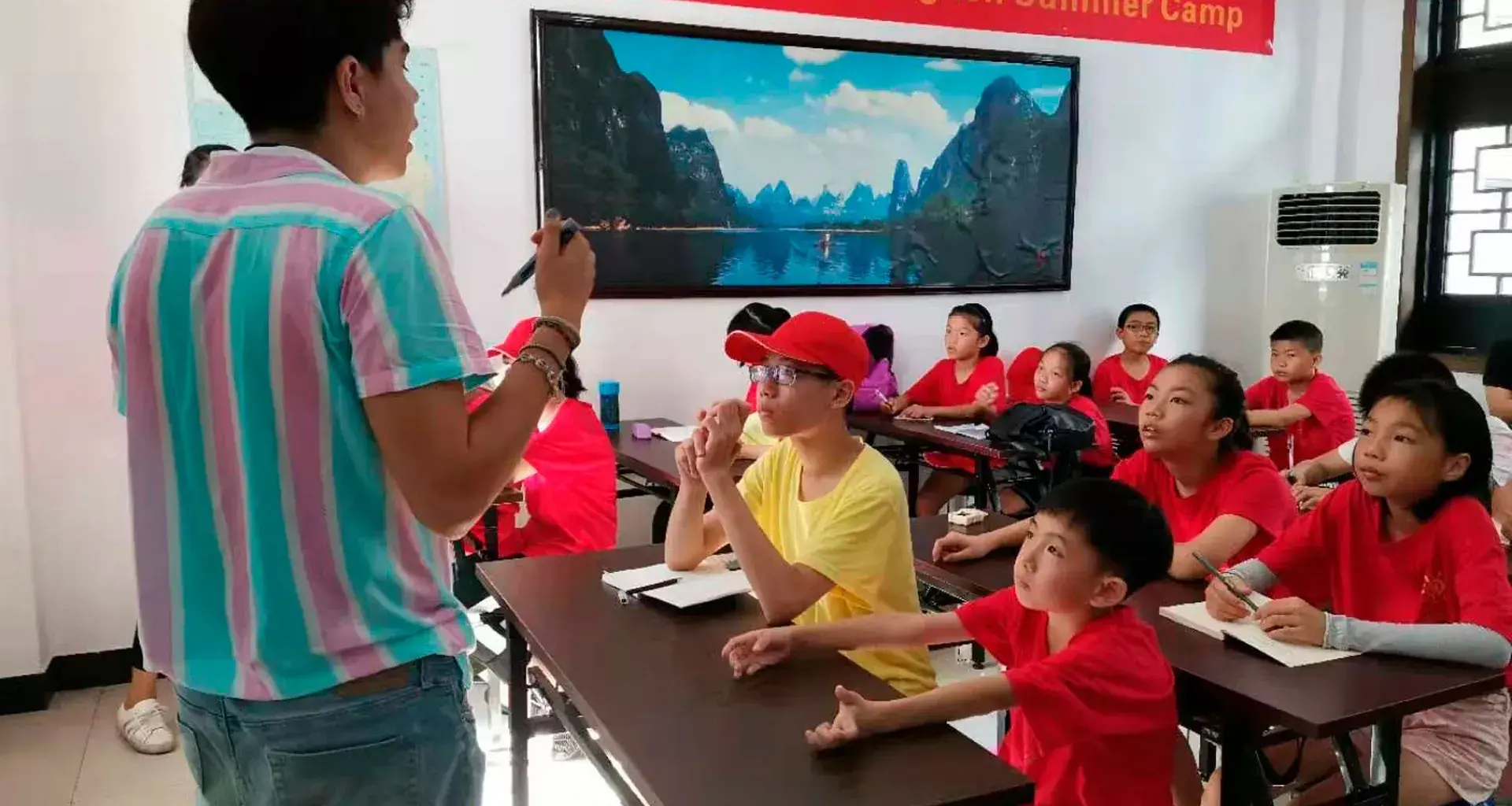 Alumno de Prepa Tec trabajó como voluntario en China enseñando inglés a niños.