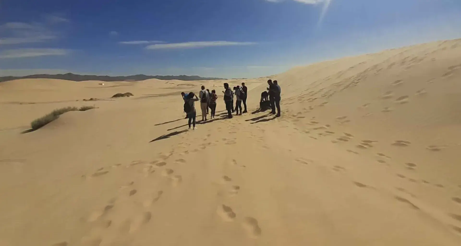 Alumnos en Dunas de Samalayuca en la actividad Living in the US Border