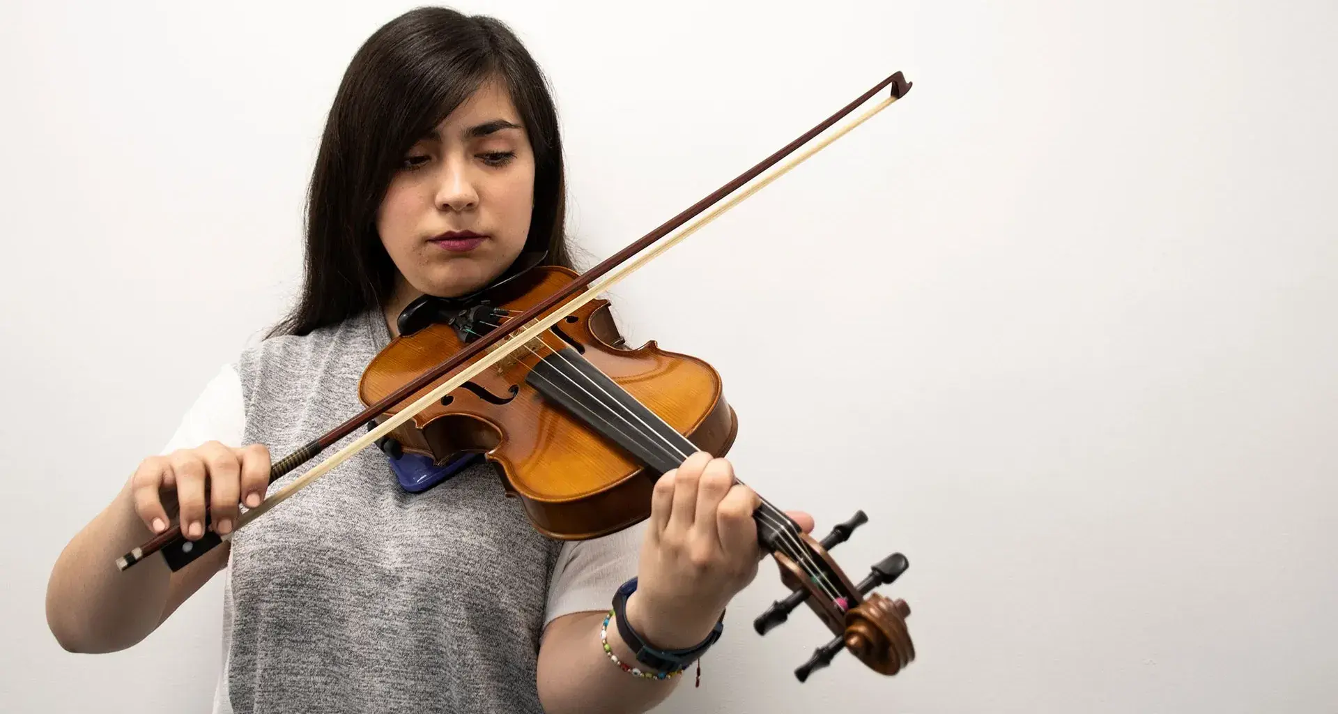 Marcela con su violín de madera