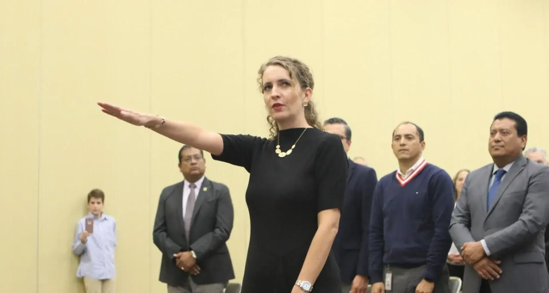 Andrea tomando protesta del Sistema de Anticorrupción del Estado de Guanajuato