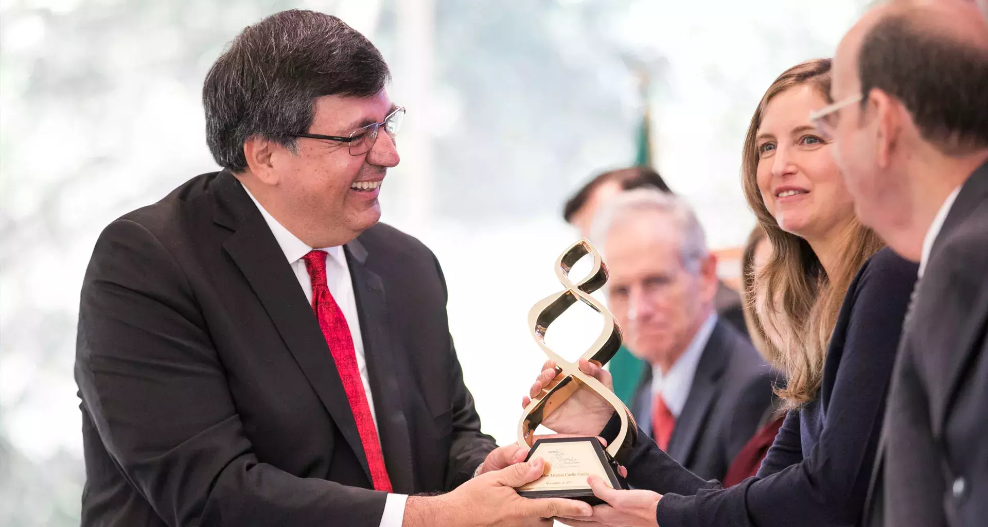 El doctor Carlos Coello resultó ganador de la categoría Científico y Tecnológico al Sentido Humano