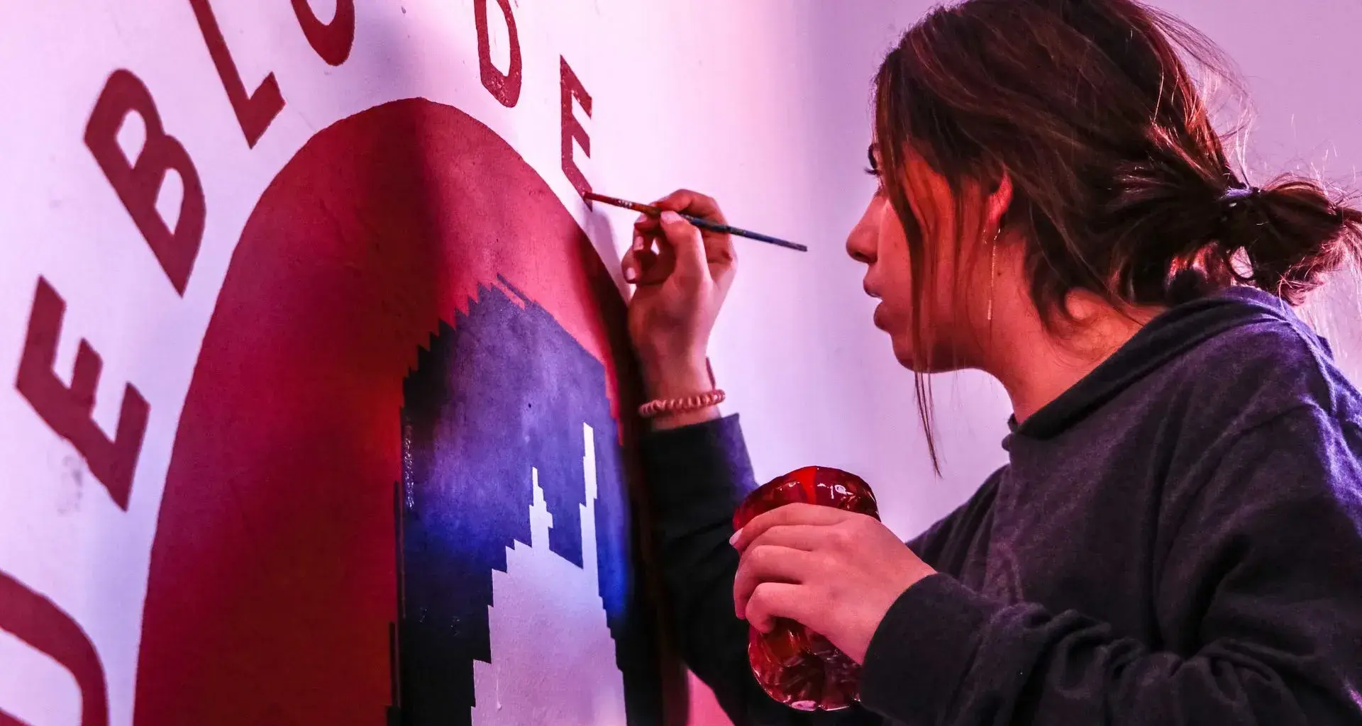 Alumna del Tec, realizando murales en Jalpa de Cánovas