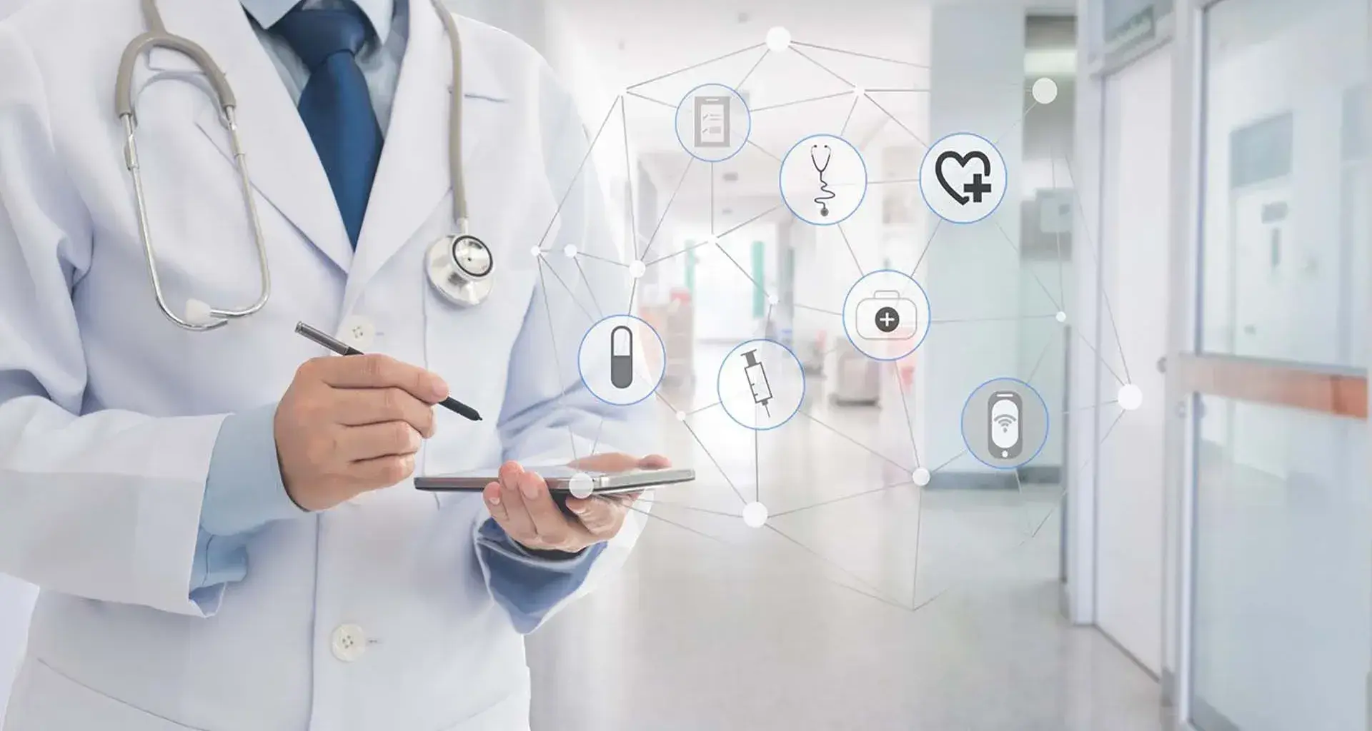 Doctor utilizando la tecnología