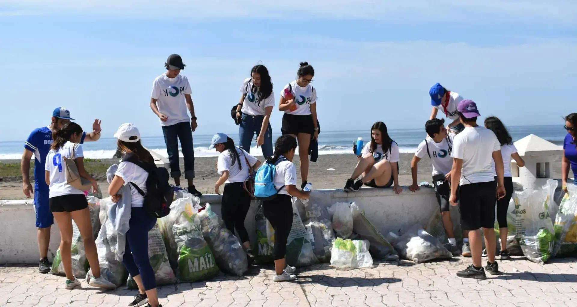Grupo ecológico de PrepaTec Colima limpia playas de Tecomán