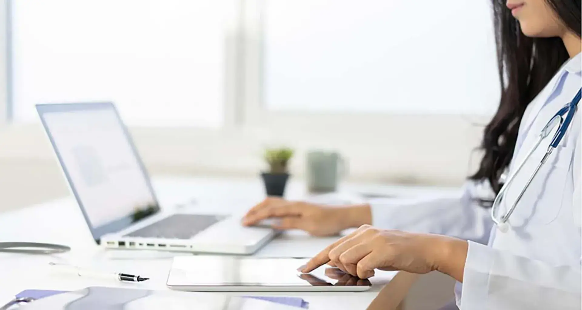 Ante COVID, estudiante crea red de asesoría médicas y económica online